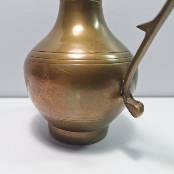 Vintage small brass pitcher made in India - Picture 10 of 16